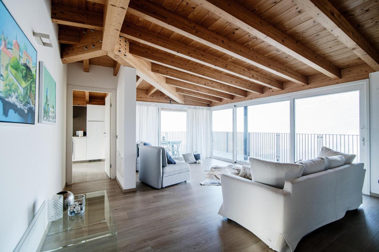 White Attic - By Myhomeincomo Camnago Volta 外观 照片