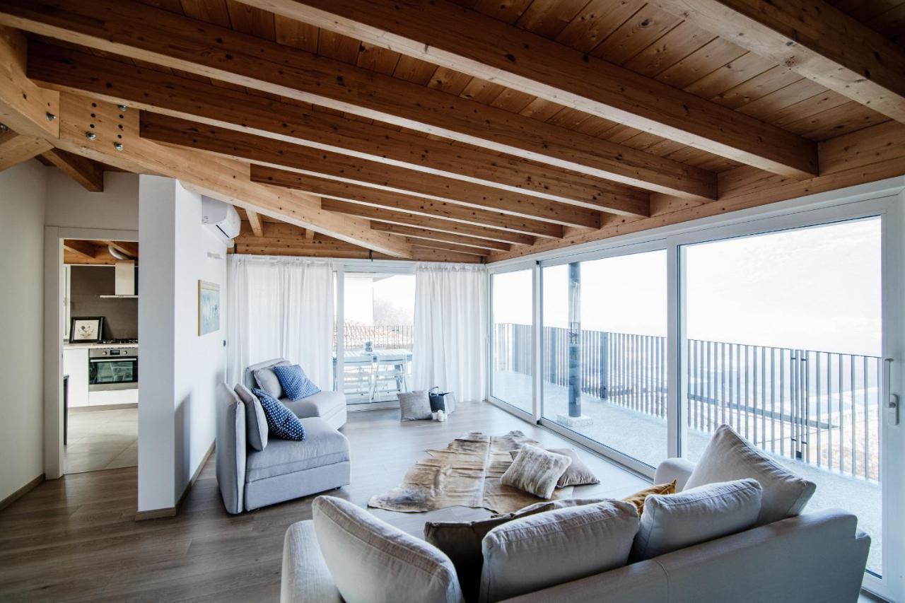 White Attic - By Myhomeincomo Camnago Volta 外观 照片