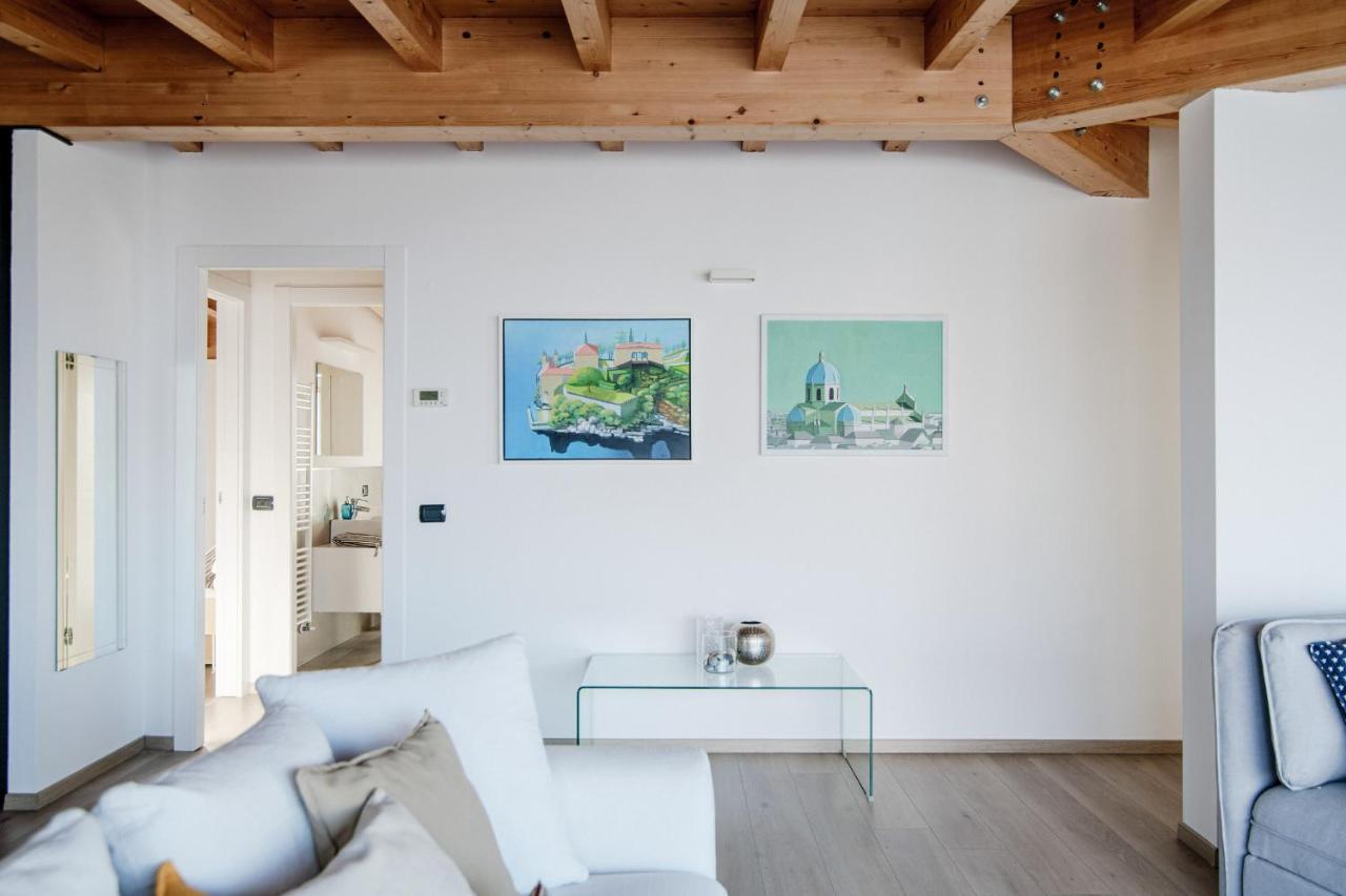 White Attic - By Myhomeincomo Camnago Volta 外观 照片